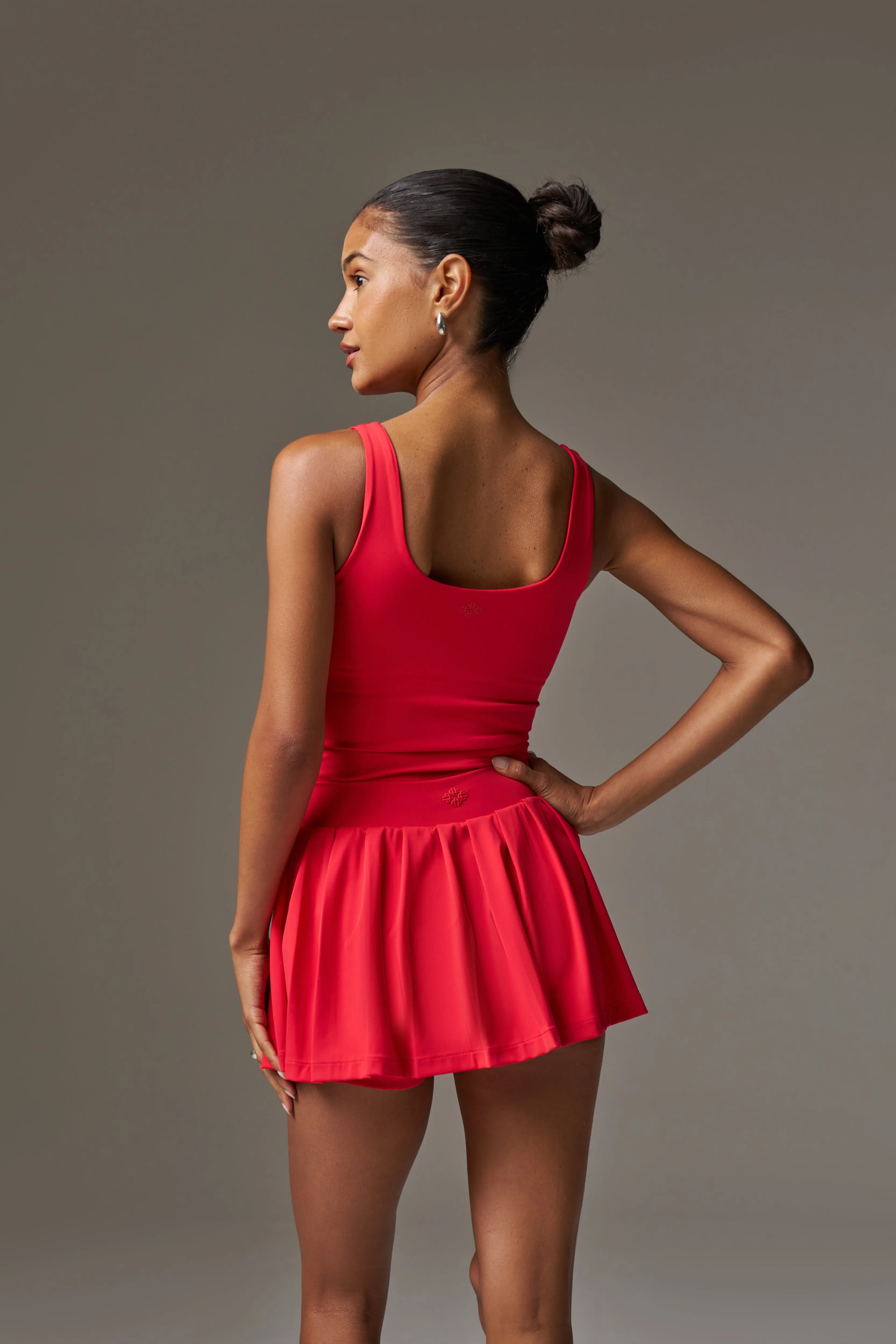 PLEATED SCULPTING STRETCH MINI SKORT - RED
