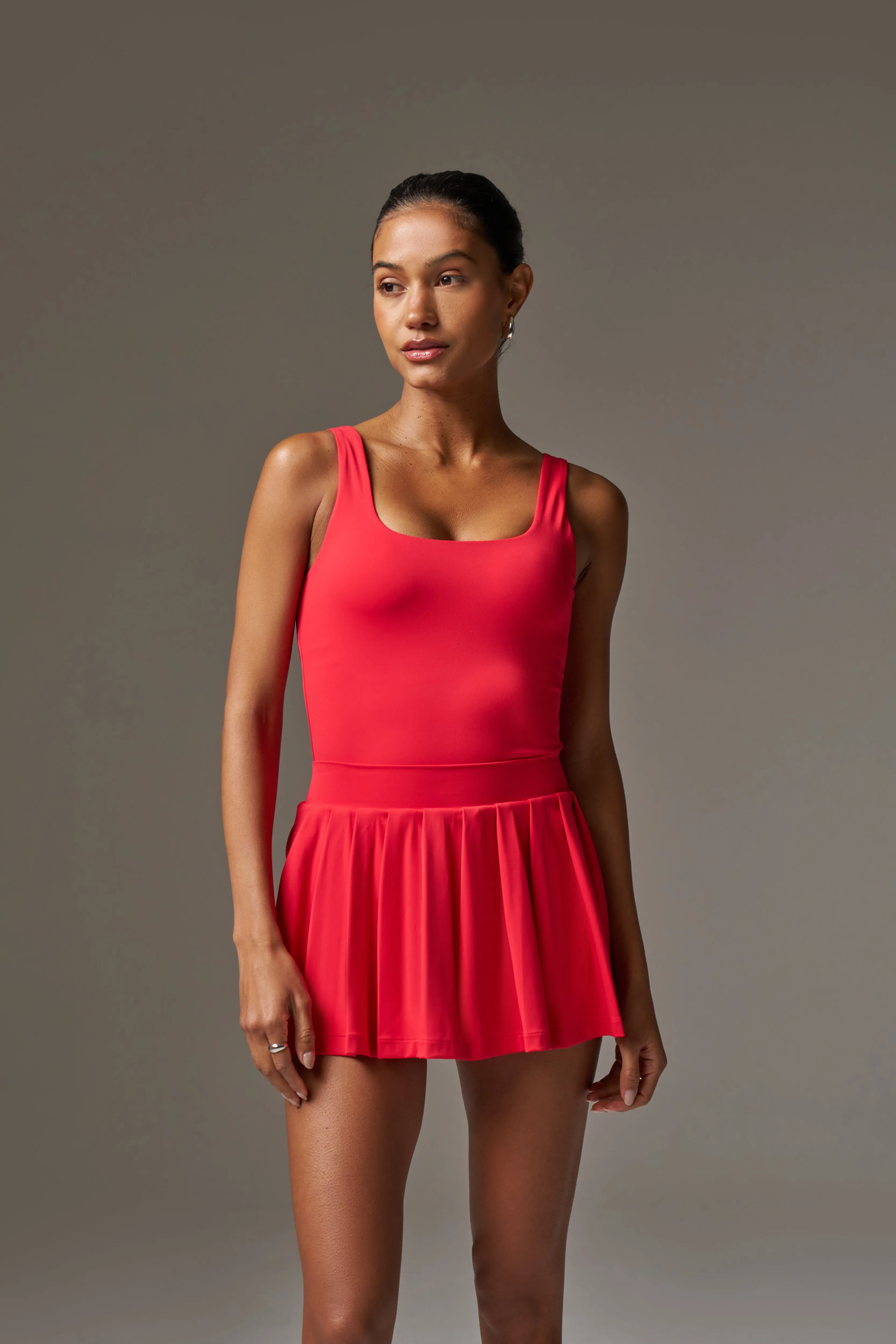 PLEATED SCULPTING STRETCH MINI SKORT - RED
