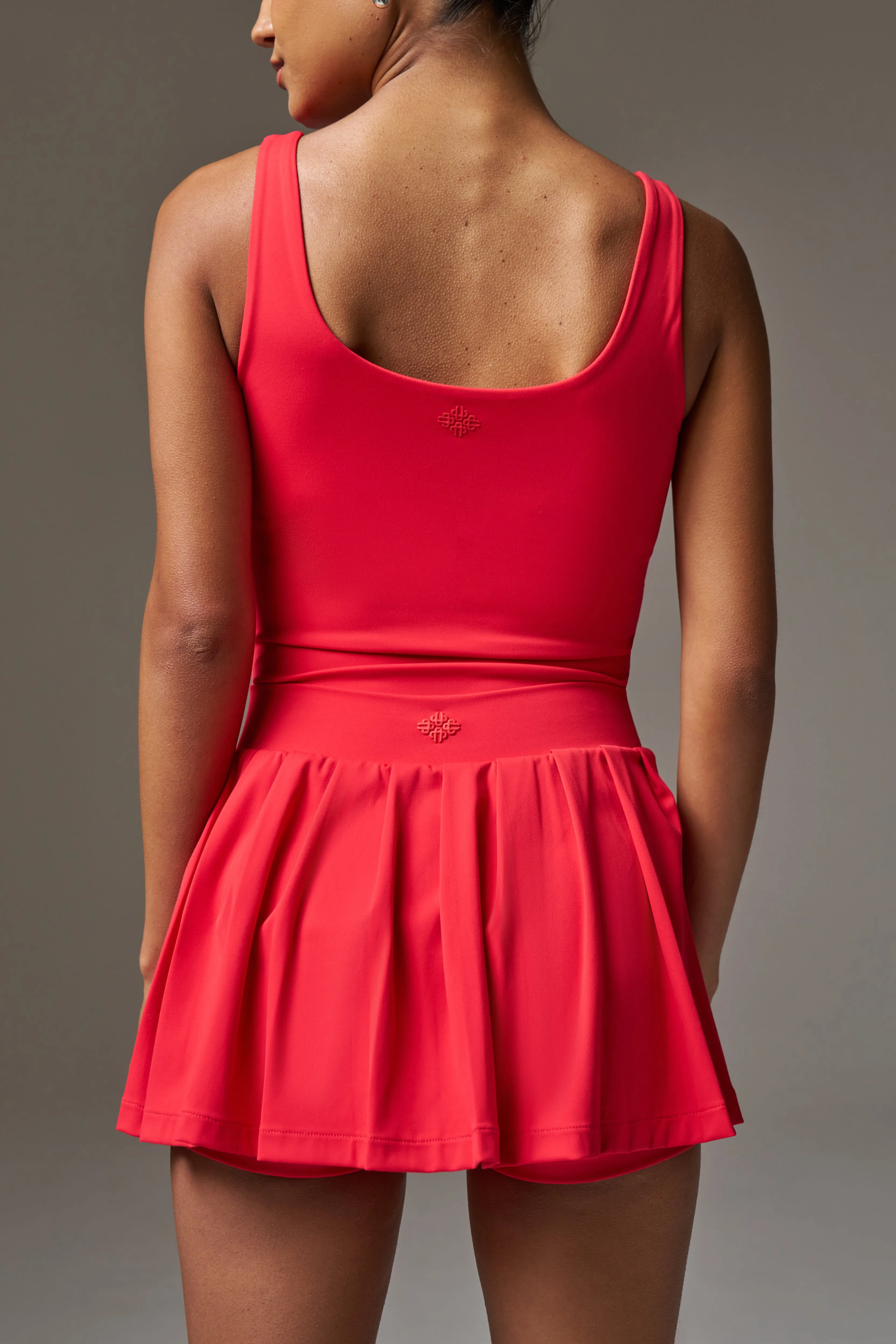 PLEATED SCULPTING STRETCH MINI SKORT - RED