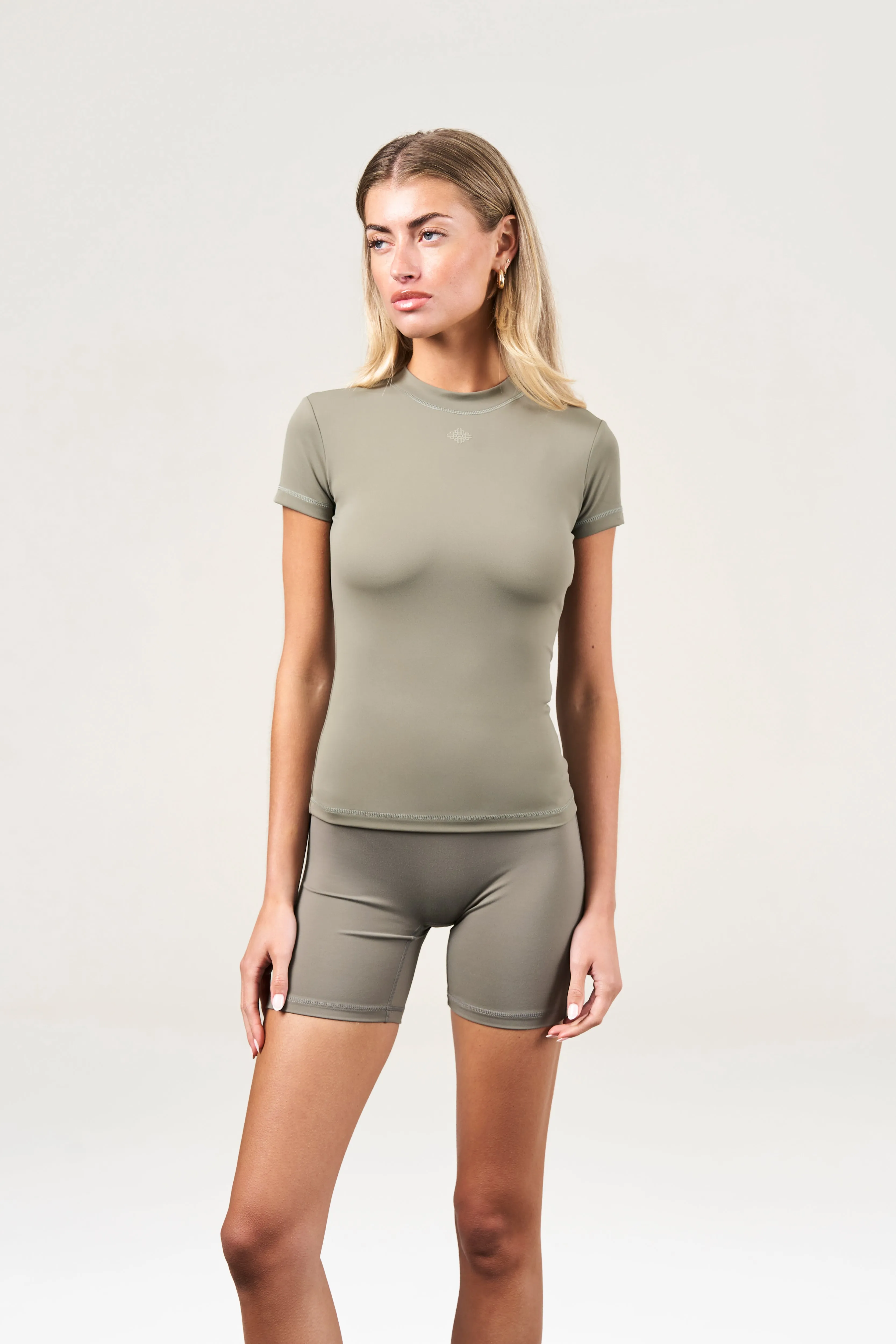 SCULPTING STRETCH EMBLEM BABY TEE - KHAKI